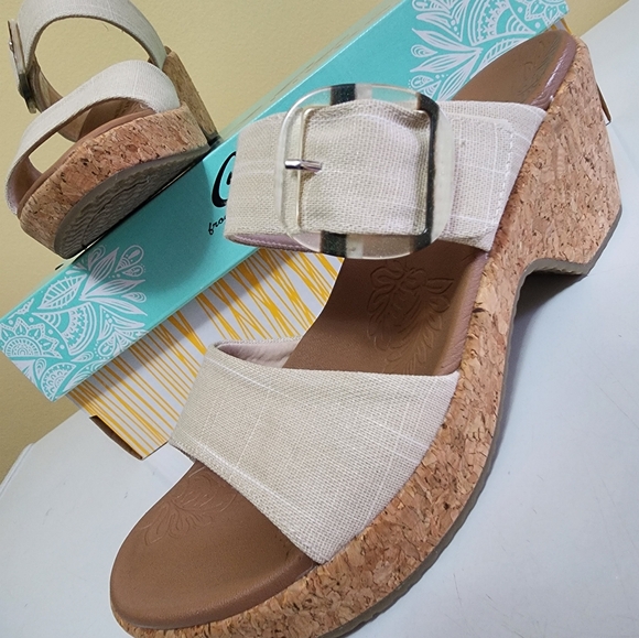 Sketchers size 8 sandal - Picture 2 of 6